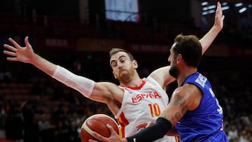 V&iacute;ctor Claver defiende a Belinelli durante el Espa&ntilde;a-Italia.