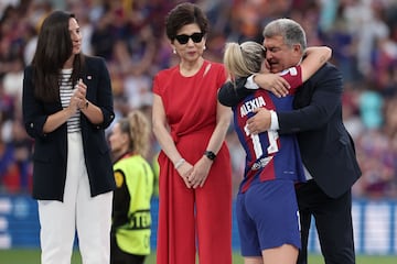 Alexia Putellas se abraza con el presidente del Barcelona, Joan Laporta. 
 
