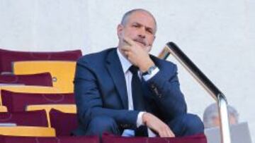 Andoni Zubizarreta pensativo en el palco.
