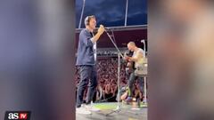 Tennis legend Roger Federer not only attended a Coldplay concert, but actually joined them on stage to sing along with Chris Martin to “Don’t Panic”.