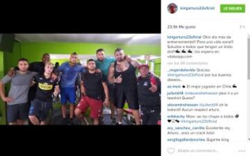 Arturo Vidal llegó a Chile e hizo dos cosas: se subió a un helicóptero con su familia y entrenó con sus amigos y familiares.