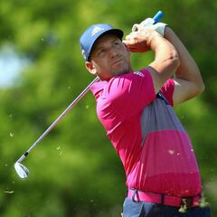 García sufre pero mantiene el liderato en el día dos