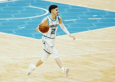 Hay opiniones para todos los gustos: muchos creen que es el mayor talento del draft 2020, pero la mayoría de la gente que apuesta por eso también considera que es un jugador sin grises, de blanco o negro, y que puede acabar siendo una estrella… o un pufo notable. Tiene facultades para ser un grandísimo base: es muy alto y tiene un instinto increíble como creador de juego. Al mismo tiempo, genera dudas porque se marchó a jugar a Australia, puede acabar siendo más bonito que bueno, no se sabe cómo de comprometido estará con el trabajo duro y tiene un estilo muy estético pero despreocupado, con tendencia a las pérdidas y los errores y sin, todavía, un tiro de tres que le vaya a ayudar en el nivel NBA. El hermanísimo de Lonzo Ball (que fue número 2 del draft) es la gran apuesta de este 2020: un techo altísimo… y un suelo notablemente bajo.