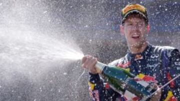 Sebastian Vettel celebra el triunfo en el podio de Nurburgring