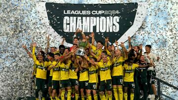 COLUMBUS, OHIO - AUGUST 25: Columbus Crew lift the Leagues Cup trophy after the Leagues Cup 2024 Final against the Los Angeles FC at Lower.com Field on August 25, 2024 in Columbus, Ohio. Columbus Crew won 3-1. Jason Mowry/Getty Images/AFP (Photo by Jason Mowry / GETTY IMAGES NORTH AMERICA / Getty Images via AFP)