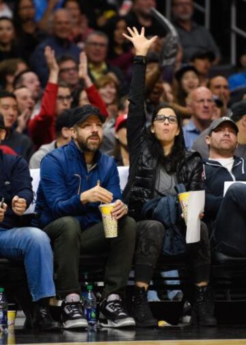 Los actores Jason Sudeikis y Sarah Silverman en el Staples Center durante el Clippers-Nuggets.