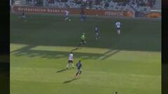 La locura de Suazo en Francia: ¡túnel y enganche en la misma jugada!