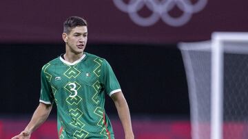 César Montes durante un partido con México en Tokio 2020