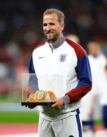 Harry Kane posa con la gorra dorada para conmemorar sus 100 partidos con la selección inglesa.