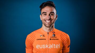 Luis &Aacute;ngel Mat&eacute; posa con el maillot naranja del Fundaci&oacute;n Euskadi.