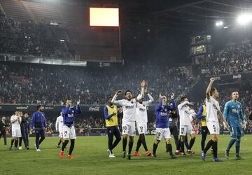 Los jugadores del Valencia celebraron la clasficación para la final de la Copa del Rey.