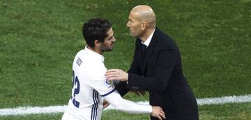 Isco saluda a Zidane.