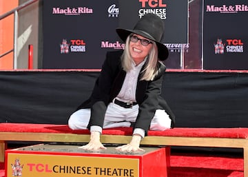 Diane Keaton es homenajeada con una Ceremonia de Huellas de Mano y Pie en el Teatro Chino TCL, en agosto de 2022 en Hollywood.