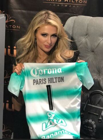 La cantante de pop recibió de regalo la playera de Santos en una de sus visitas a nuestro país.