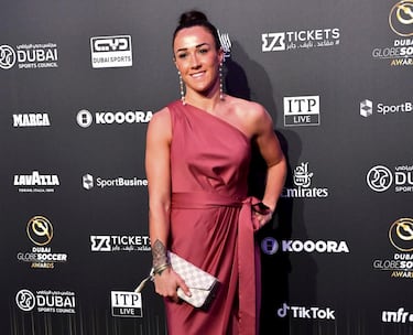 La futbolista del Manchester City, Lucy Bronze, conquistó en 2020 el The Best femenino por delante de las otras dos finalistas, Pernille Harder, del Chelsea y Wendie Renard, del Lyon. La inglesa puso así el broche perfecto a un 2020 en el que volvió a demostrar el buen estado de forma en el que está a sus 29 años. La defensa inglesa, capitana de la Selección de su país, se despidió entonces del Lyon ganándolo todo: Champions League, la Liga y la Copa de Francia. Después de brillar con las francesas, la que también fue nombrada Mejor Jugadora de la UEFA regresó a Inglaterra para fichar por el Manchester City, en cuyas filas fue galardonada con el The Best del año anterior. 

