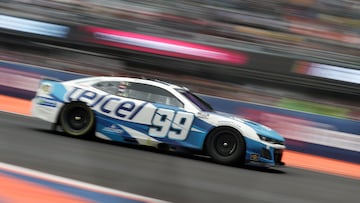 MEX5552. CIUDAD DE MÉXICO (MÉXICO), 15/06/2025.- El piloto mexicano Daniel Suárez de la escudería Trackhouse Racing, compite durante la carrera final de NASCAR Cup Series este domingo, en el Autódromo Hermanos Rodríguez en Ciudad en México (México). EFE/ Isaac Esquivel