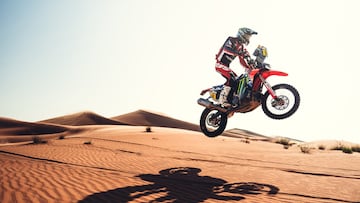 Tosha Schareina gana con la Honda la Etapa 1 del Abu Dhabi Desert Challenge.