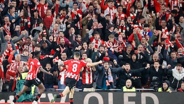 BILBAO, 24/01/2024.- El delantero del Athletic Iñaki Williams (i) celebra su gol, tercero del equipo vasco ante el FC Barcelona, durante el partido de los cuartos de final de la Copa del Rey de fútbol que Athletic Club y FC Barcelona disputan este miércoles en el estadio de San Mamés. EFE/Luis Tejido
