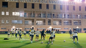 Los jugadores del Villarreal, entrenándose, ayer.