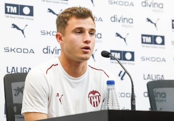 Tras varias temporadas cedido en diferentes clubes de segunda. El pasado mercado de fichajes, el Valencia contrató al futbolista murciano, que se encontraba libre tras rescindir su contrato con el Atlético de Madrid. Podría debutar ante el que fue su primer equipo en Primera División.
