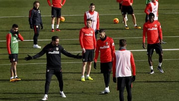 Diego Simeone directs Atl&eacute;tico training ahead of the Eibar match. 