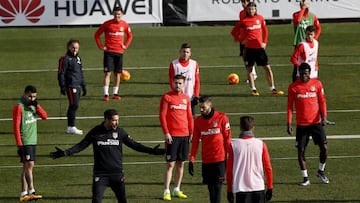 Diego Simeone directs Atl&eacute;tico training ahead of the Eibar match. 