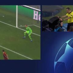 El polémico penalti que pitó el VAR y clasificó al Oporto