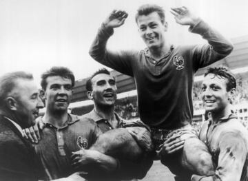 Just Fontaine se fue, pero su r¨¦cord permanece: 13 goles en el Mundial de Suecia 1958, nadie ha marcado tantos en una sola edici¨®n. Francia acab¨® tercera aquel a?o, eliminada en semifinales por la Brasil de Pel¨¦. En el f¨²tbol de clubes, Fontaine fue la gran figura del Stade de Reims de los a?os 50 y 60, con el que protagoniz¨® duelos ¨¦picos en Copa de Europa ante el Real Madrid, primero con Raymond Kopa a su lado y despu¨¦s enfrente. Ambos equipos disputaron la final de la Copa de Europa de 1959, con victoria madridista por 2-0, un torneo en el que Fontaine fue el m¨¢ximo goleador con diez tantos. Con la selecci¨®n francesa meti¨® 30 goles en 21 partidos. Y en la Liga: 164 goles en 200 partidos. Dos fracturas casi consecutivas en la pierna izquierda precipitaron su retirada del deporte en 1962 con solo 29 a?os. El 1 de marzo, con 89, fue su adi¨®s final.