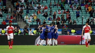 Soccer Football - Europa League Final - Chelsea v Arsenal - Baku Olympic Stadium, Baku, Azerbaijan - May 29, 2019  Chelsea&#039;s Jorginho and team mates celebrate scoring their first goal whilst Arsenal&#039;s Ainsley Maitland-Niles looks dejected   REUT