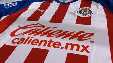 Chivas ya luce los colores de Caliente en el pecho