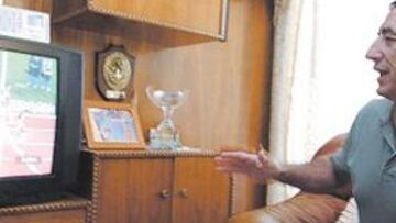 <b>RADIANTE. </b>Laureano Casado disfruta el momento en que su hijo Arturo se clasifica para la final de los 1.500 del miércoles.