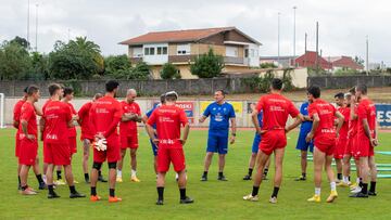 Crist¨®bal Parralo junto a sus jugadores.
