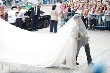 Teresa Urquijo, acompañada de su padre, Lucas Urquijo y Fernandez-Araoz, a su llegada a la parroquia del Sagrado Corazón y San Francisco de Borja, para contraer matrimonio con José Luis Martínez Almeida, alcalde de Madrid.
