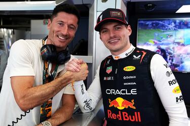 Robert Lewandowski en el garaje de Red Bull saludando a Max Verstappen.