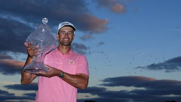 Adam Scott posa con el trofeo 2016 Honda Classic de la PGA National Course del torneo celebrado en Palm Beach Gardens, Florida.