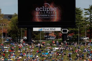 La gente se reúne en el estadio Saluki, antes de un eclipse solar total, donde la luna tapará el sol, en Carbondale, Illinois.