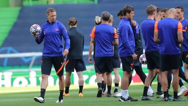 Lisbon (Portugal), 12/08/2020.- RB Leipzig's head coach Julian Nagelsmann (L) walks at the pitch during a training session of RB Leipzig at Estadio Jose Alvalade in Lisbon, Portugal, 12 August 2020. RB Leipzig will face Atletico Madrid in an UEFA Cha