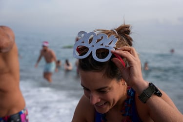 Así fue el primer baño del año en La Barceloneta