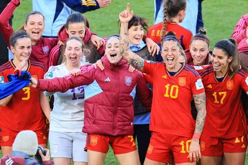 Las jugadoras de España, con Jenni Hermoso al frente, celebran con alegría el histórico pase a semifinales un Mundial.