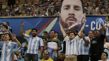 Un aficionado argentino levanta una imagen de la cara de Messi en el Arena del Gremio.  