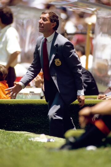 Campe車n del mundo con Argentina en el Mundial 86 (M谷xico). Bilardo fue futbolista, jugaba de centrocampista, su primer equipo fue San Lorenzo de Almagro y lider車 el Estudiantes de La Plata de los a?os 60 rodeado de la leyenda de ser el equipo que mejor dominaba el otro f迆tbol presidido por las marruller赤as. Fue internacional con Argentina. Como entrenador triunf車 en el Mundial de 1986 con Maradona de genio y casi gana el Mundial 90..