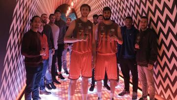 Edu Martínez y Álex Barrera, con la equipación.