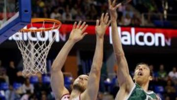 El pívot del Unicaja, Fran Vázquez (d), en el último partido de la Euroliga contra el KK Cedevita Zagreb.