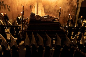 Varios banceros portan un paso durante la procesión del Santo Entierro, en Cuenca, Castilla-La Mancha (España).La procesión del Santo Entierro de Cristo convoca a todas las Hermandades y Cofradías de Semana Santa de la ciudad bajo la presidencia ejecutiva de la Congregación de Nuestra Señora de la Soledad y de la Cruz. La procesión cuenta con tres pasos que salen de la Santa Iglesia Catedral Basílica: la Cruz Desnuda de Jerusalén, el Cristo Yacente, que es acompañado por el Muy Ilustre Cabildo de Caballeros y Escuderos de la ciudad de Cuenca, y Nuestra Señora de la Soledad y de la Cruz.
