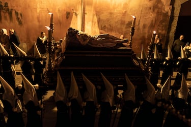 Varios banceros portan un paso durante la procesión del Santo Entierro, en Cuenca, Castilla-La Mancha (España).La procesión del Santo Entierro de Cristo convoca a todas las Hermandades y Cofradías de Semana Santa de la ciudad bajo la presidencia ejecutiva de la Congregación de Nuestra Señora de la Soledad y de la Cruz. La procesión cuenta con tres pasos que salen de la Santa Iglesia Catedral Basílica: la Cruz Desnuda de Jerusalén, el Cristo Yacente, que es acompañado por el Muy Ilustre Cabildo de Caballeros y Escuderos de la ciudad de Cuenca, y  Nuestra Señora de la Soledad y de la Cruz.
