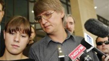 <b>JUNTOS</B>. El entrenador ucraniano Mikhail Zubkov y su hija Kateryna Zubkova, a la salida del juzdado en Victoria, Australia.