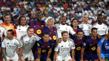 AME7198. SAN SALVADOR (EL SALVADOR), 08/11/2025.- Jugadores del Real Madrid Leyendas y FC Barcelona Leyendas forman este sábado, previo un partido entre Real Madrid Leyendas y FC Barcelona Leyendas en el estadio Nacional Jorge "Mágico" González en San Salvador (El Salvador). EFE/ Rodrigo Sura