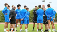 Los jugadores del Ibiza charlan durante una sesión de entrenamiento.