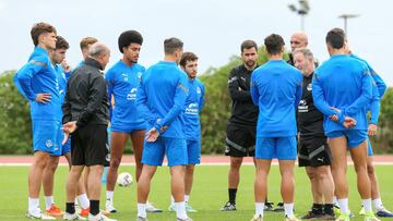 Los jugadores del Ibiza charlan durante una sesión de entrenamiento.