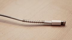 Coge un boli, rómpelo y solucionarás uno de los grandes problemas del cable de tu cargador